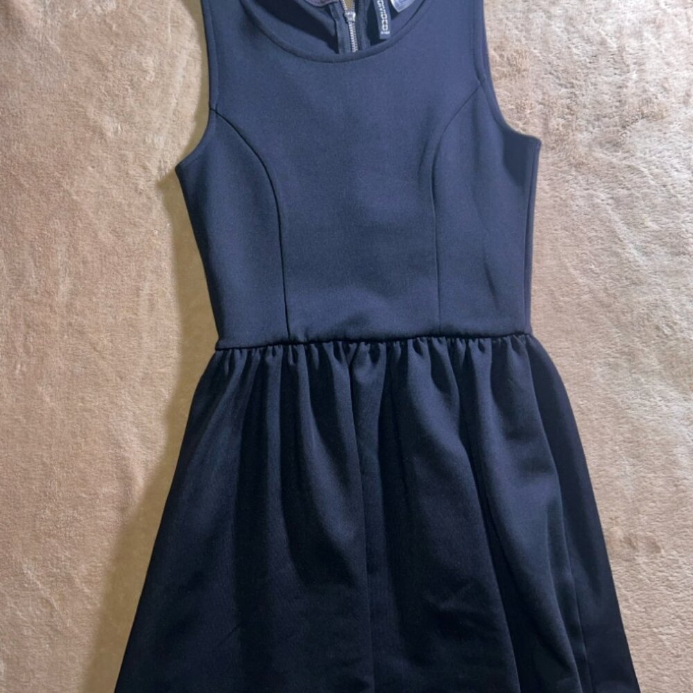 Divided by H&M Women 6 Black Sleeveless Round Neck Fit Flare Zip Back Dress
